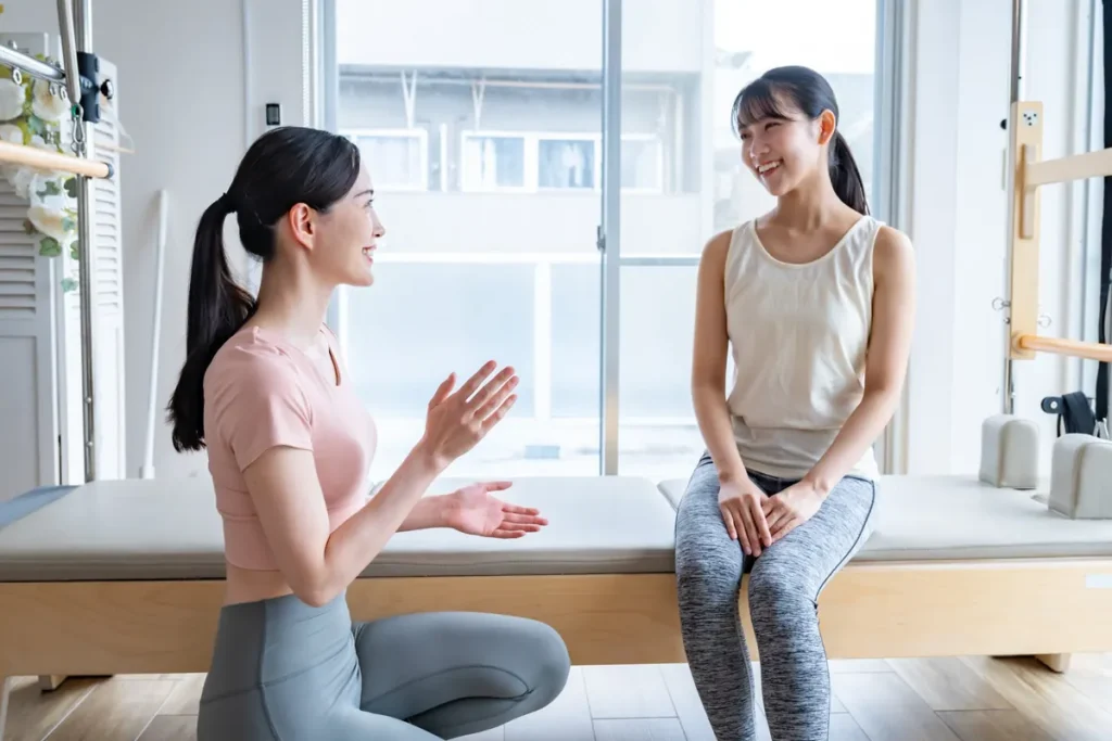インストラクターと体験レッスンについて話すお客様